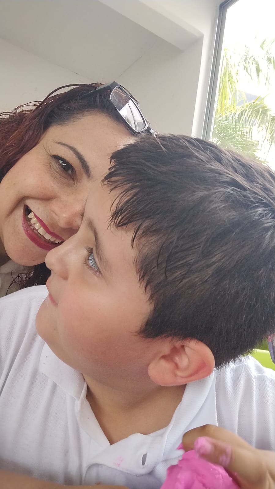 Un niño asistido por su maestra sombra